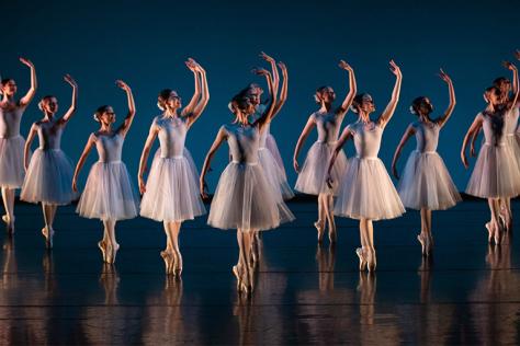Various ballet dancers. 